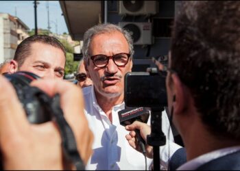 Il sindaco di Vibo Valentia Enzo Romeo intervistato dai giornalisti