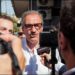 Il sindaco di Vibo Valentia Enzo Romeo intervistato dai giornalisti