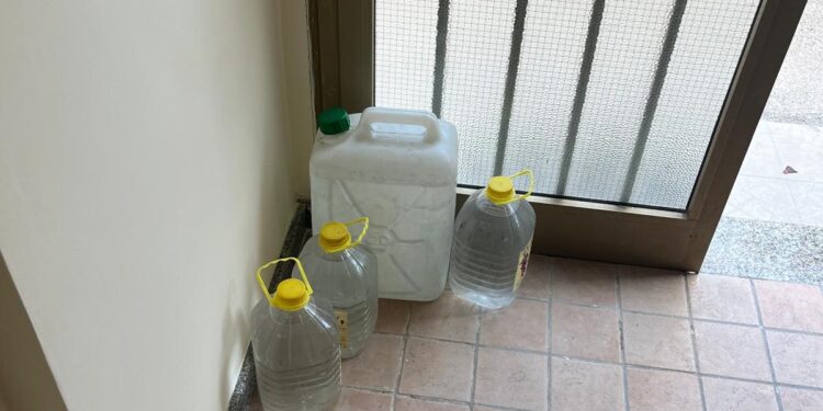 Carenza idrica a Triparni, in via Calabria manca l’acqua potabile da settimane: cittadini esasperati