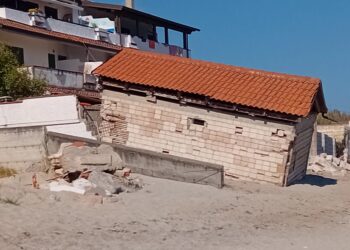 In spiaggia e nel mare di Bivona detriti e pezzi di ferro arrugginiti. La denuncia di Patania (Confasila): «Un pericolo» – Foto