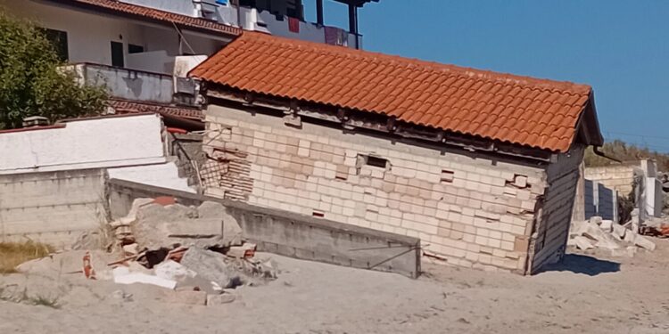 In spiaggia e nel mare di Bivona detriti e pezzi di ferro arrugginiti. La denuncia di Patania (Confasila): «Un pericolo» – Foto