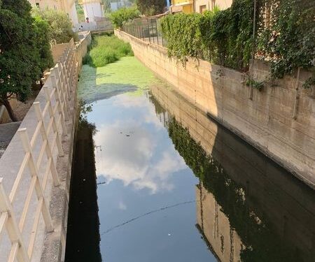 Vibo Marina, odore nauseabondo dal fosso Antonucci. «Aria irrespirabile». Mentre l’acqua (torbida) ristagna nel letto del torrente