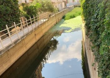 Vibo Marina, odore nauseabondo dal fosso Antonucci. «Aria irrespirabile». Mentre l’acqua (torbida) ristagna nel letto del torrente