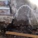 Vibo, ancora piena carenza idrica in via Scesa Del Gesù. Mentre l’acqua si fa beffa dei cittadini e si perde letteralmente per strada