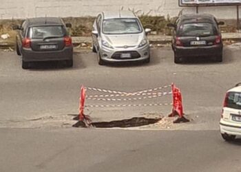 Vibo Valentia, cede il manto stradale in via Angelo Leone: adesso resta una autentica voragine