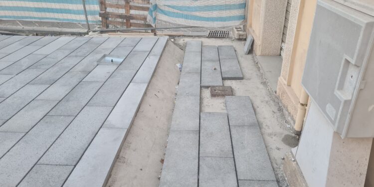 Riqualificazione di piazza Luigi Razza a Vibo, i cittadini diffidano il Comune: «I lavori risultano difformi e presentano delle anomalie» – Foto