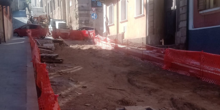Vibo, in via Scesa Del Gesù da giorni senza acqua in casa: un vero calvario per i residenti. Tra loro anche un’anziana disabile