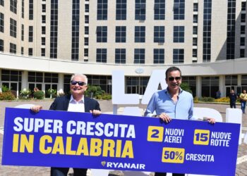 Ryanair fa volare la Calabria, presentato il piano di investimenti nei tre scali regionali: 11 nuove rotte