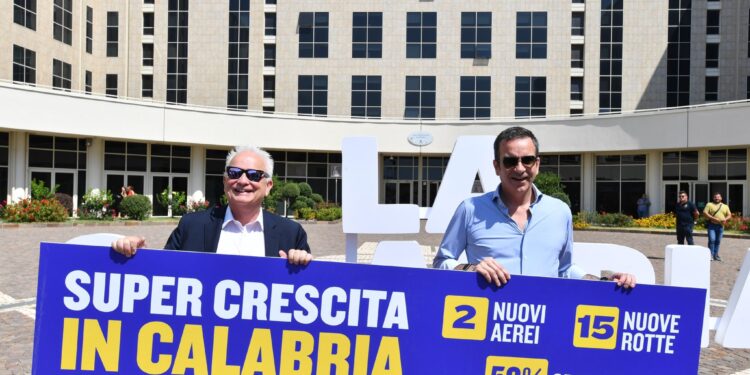 Ryanair fa volare la Calabria, presentato il piano di investimenti nei tre scali regionali: 11 nuove rotte