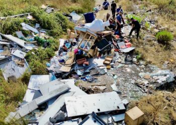 Zungri, i carabinieri sequestrano una discarica abusiva in area agricola: al suo interno rifiuti di ogni genere – Foto
