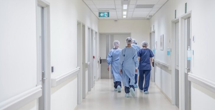 Sanità calabrese, Occhiuto autorizza altre assunzioni: ecco i profili. Nel 2024 oltre duemila unità di nuovo personale