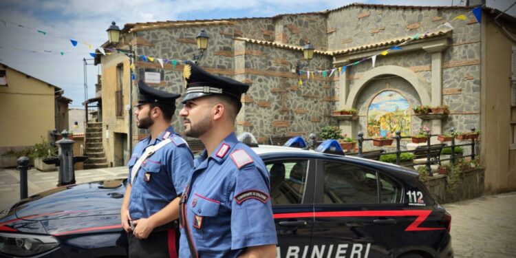 Vibonese, non paga l’avvocato e poi minaccia lui e la madre: divieto di avvicinamento per tentata estorsione e atti persecutori