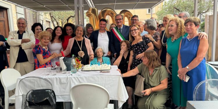 Vibo: festeggiati da familiari, amici ed ex alunni i cento anni della signora Carmelina Congestrì