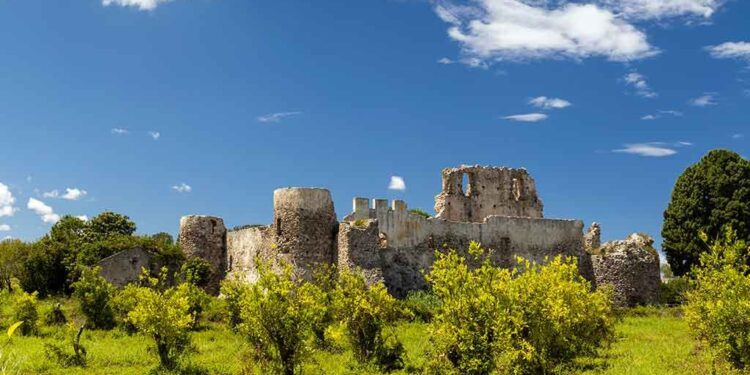Castello di Bivona, Anna Murmura (Archeoclub-Vibo) mette sott’accusa i lavori in corso: «Un obbrobrio»