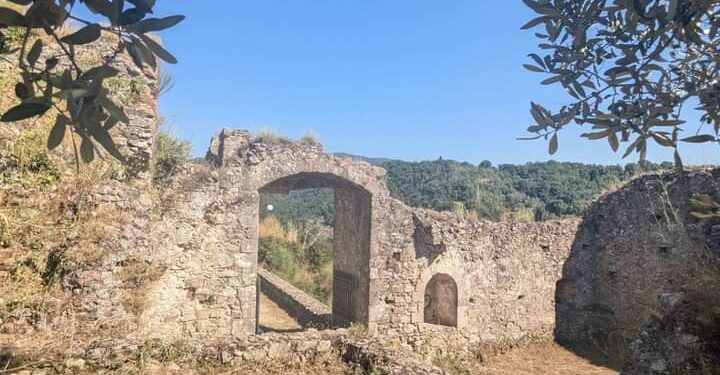 Un pomeriggio tra archeologia e storia, alla scoperta del Castello di Arena con il Fai giovani