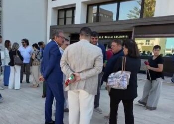 No all’Autonomia differenziata, sit-in dei sindaci calabresi. Anche Enzo Romeo davanti al consiglio regionale