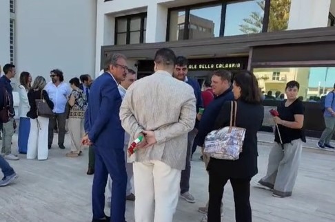 No all’Autonomia differenziata, sit-in dei sindaci calabresi. Anche Enzo Romeo davanti al consiglio regionale