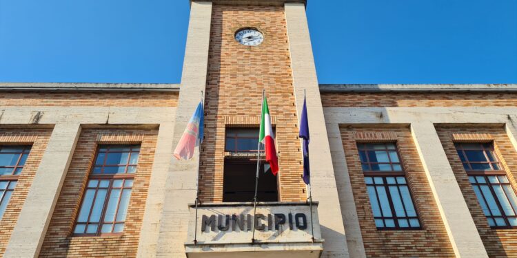 A Vibo «la povertà aumenta»: Romeo dice basta e vuole tagliare i compensi per sindaco, assessori e consiglieri