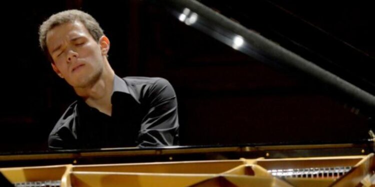 Recital del pianista Gabriele Strata all’Auditorium Santa Chiara di Tropea