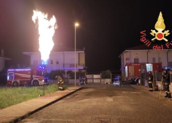 Fuga di gas da un bombolone interrato: a Gizzeria dodici famiglie fatte allontanare da casa – Foto
