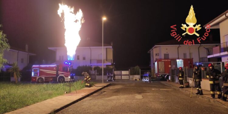 Fuga di gas da un bombolone interrato: a Gizzeria dodici famiglie fatte allontanare da casa – Foto