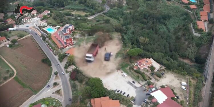 Ricadi, scoperta dai carabinieri una discarica a cielo aperto: l’area vicino ad un corso d’acqua – Foto