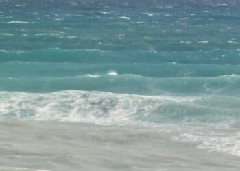 Si tuffa in mare ma viene  risucchiato dalla corrente, turista salvato nel Vibonese da un «giovane eroe»