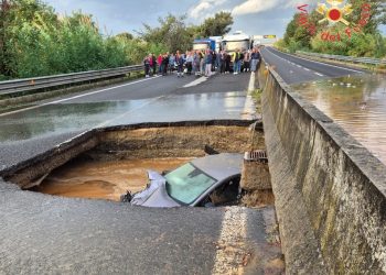 Maltempo, interrotta la statale 280 “Strada dei due Mari”: abitazioni isolate. A Maida esonda un torrente – Video