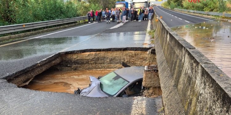 Maltempo, interrotta la statale 280 “Strada dei due Mari”: abitazioni isolate. A Maida esonda un torrente – Video