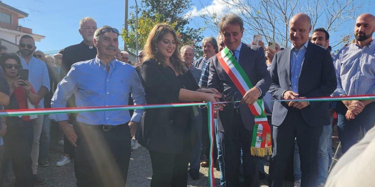 Il tradizionale taglio del nastro per l'apertura del cantiere