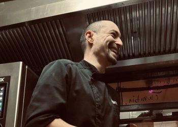 Alessandro Corigliano nella sua cucina a Vibo Valentia