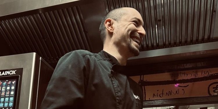 Alessandro Corigliano nella sua cucina a Vibo Valentia