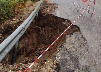Maltempo, a Porto Salvo esonda il torrente Candrilli: nel Catanzarese cede un tratto della provinciale 26