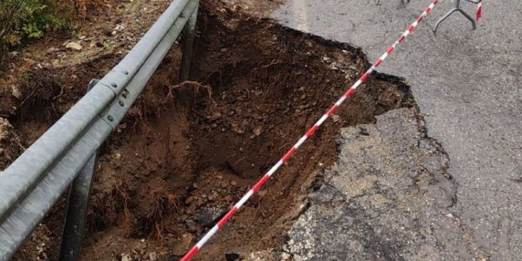 Maltempo, a Porto Salvo esonda il torrente Candrilli: nel Catanzarese cede un tratto della provinciale 26