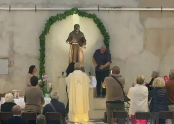 Una statua di Padre Pio per la comunità di Zaccanopoli: l’opera dell’artista Tonino Gaudioso