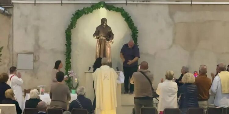 Una statua di Padre Pio per la comunità di Zaccanopoli: l’opera dell’artista Tonino Gaudioso