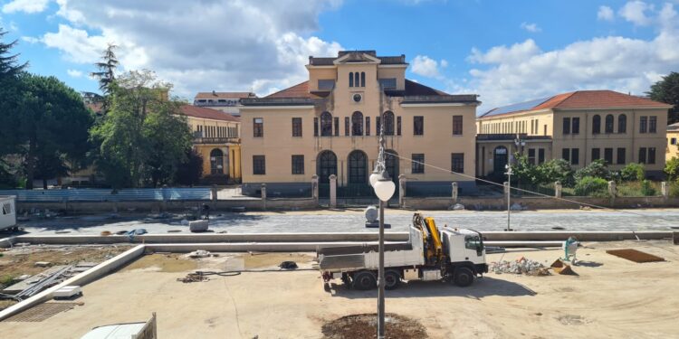 Vibo, lavori di riqualificazione in Piazza Martiri D’Ungheria: a fine mese l’apertura di parte dell’area