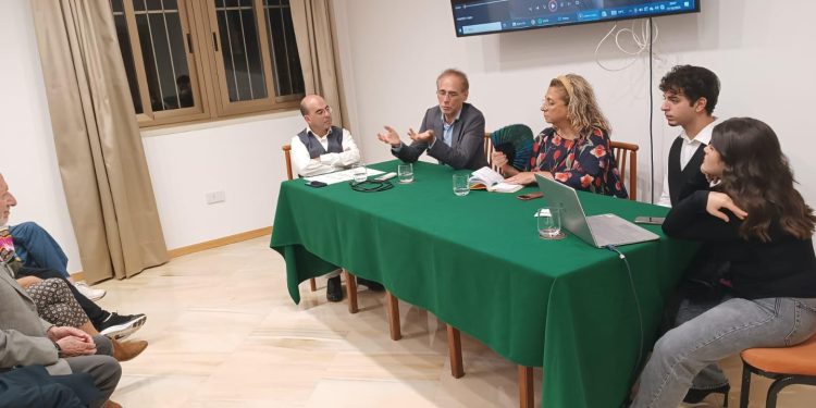 Vittorino Naso incontra i giovani dell’Interact e annuncia: «Nicola Piovani in concerto a Vibo»