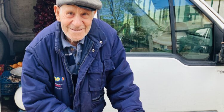 Pietro Calabria, 87 anni, monta tutte le mattine a Mesiano il suo banco di frutta e verdura: «Il lavoro è vita»