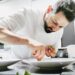 Lo chef Nicodemo Sigillò mentre prepara uno dei suoi piatti