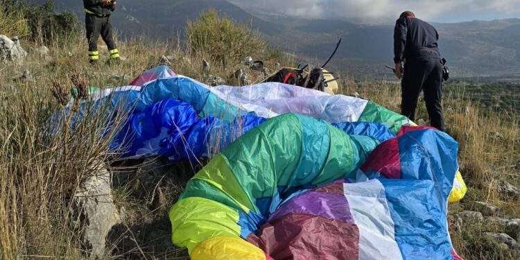 Perde il controllo e precipita con il parapendio a motore nel Cosentino: pilota muore sul colpo