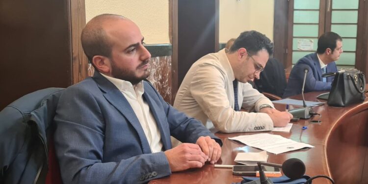 Depositi costieri di Vibo Marina, la maggioranza dice no all’ordine del giorno di Cutrullà e Tucci. Voto contrario all’urgenza