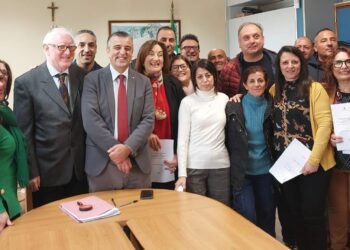 Foto di gruppo dei dipendenti assieme a presidente e segretario
