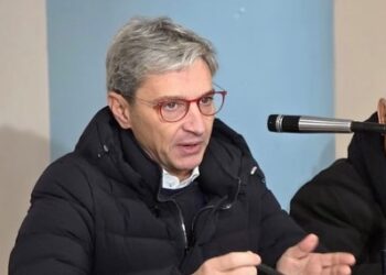 Giuseppe Mangialavori mentre parla al microfono