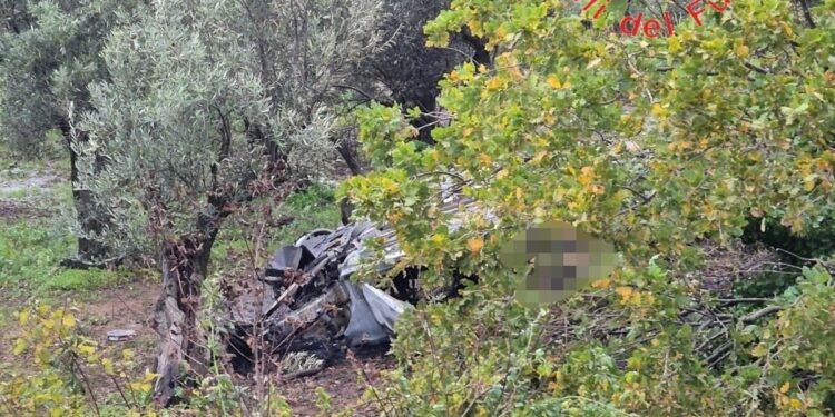 Grave incidente nel Catanzarese, un’auto finisce fuori dalla carreggiata e prende fuoco: morte due ragazze