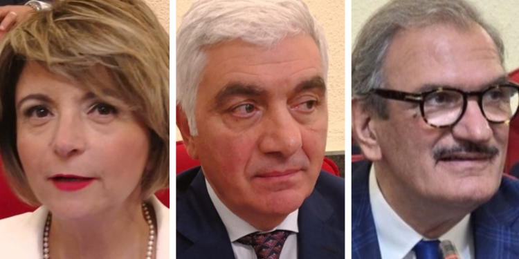Tre rettangoli affiancati con le foto di Maria Limardo, Pasquale Scalamogna e Enzo Romeo, sindaco di Vibo Valentia.