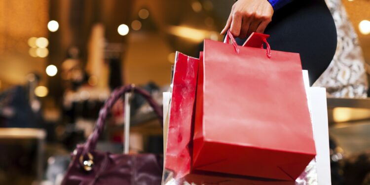 Natale a Vibo. Il Comune invita i cittadini ad acquistare nei negozi della città: «Facciamo la nostra parte per aiutare l’economia locale»