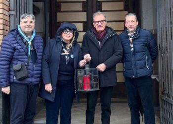 Il sindaco di Vibo Valentia Enzo Romeo insieme ai responsabili degli scout del gruppo Vibo Valentia 1, con in mano la Luce della Pace