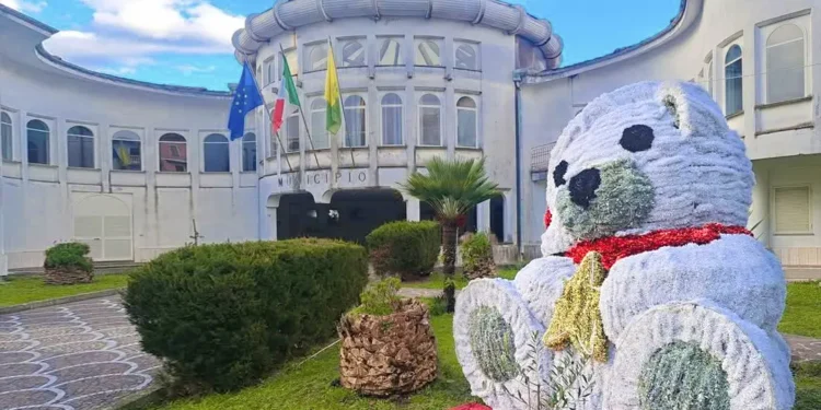 Vista del Municipio con davanti una delle luminarie di Natale