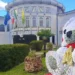 Vista del Municipio con davanti una delle luminarie di Natale